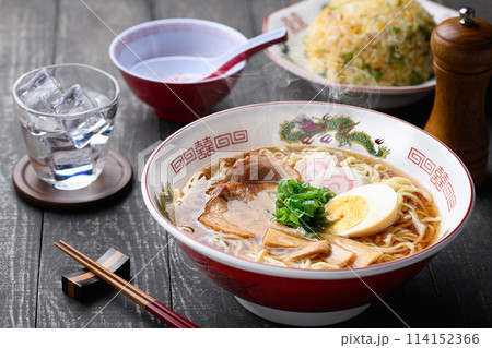 醤油ラーメンと炒飯 114152366