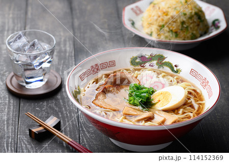 醤油ラーメンと炒飯 114152369
