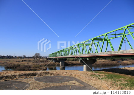 茨城県常総市水海道の鬼怒川に架かる豊水橋 114153019