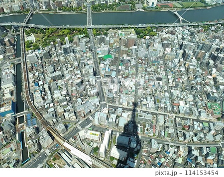 東京スカイツリーから見える景色とスカイツリーの影 東京スカイツリーから見える景色とスカイツリーの影 114153454