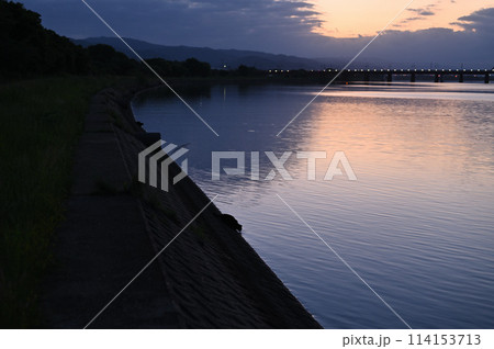 朝の河川敷にて 朝の河川敷にて 114153713