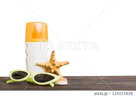 Professional Summer face skincare. Unbranded flacon with moisturizing liquid. Cream or lotion. Summer decorations, seashell and starfish, on table with isolated background. Beauty concept Perspective 114153839