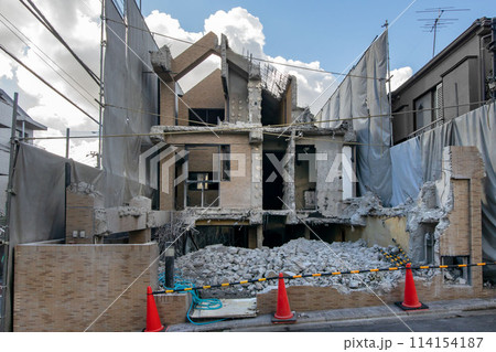 建て替えの為、取り壊し工事中の住宅 114154187