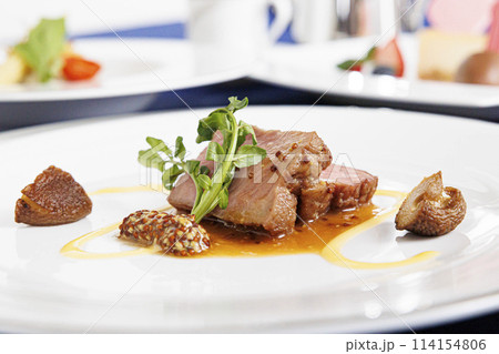 フレンチコースのメインビーフステーキ おしゃれな盛り付けの素材画像 フレンチコースのメインビーフステーキ おしゃれな盛り付けの素材画像 114154806