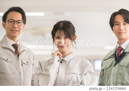 作業着姿の男女3人のエンジニア 作業着姿の男女3人のエンジニア 114155664