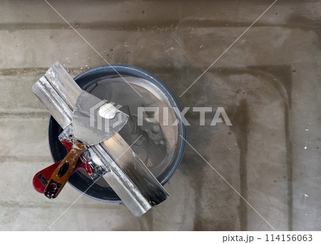 Dirty Spatula and Scraper are on a bucket of putty. 114156063