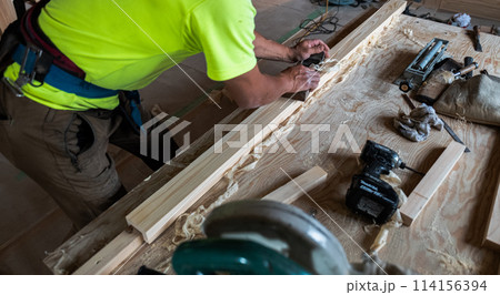 大工の鉋がけ 大工の鉋がけ 114156394