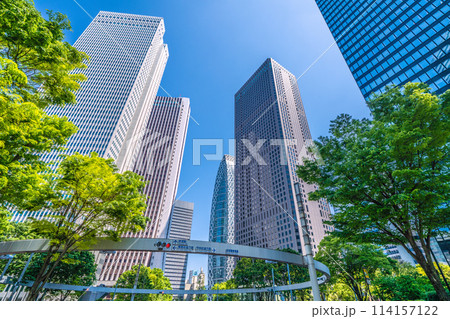 日本の東京都市景観　新宿。新宿警察署裏交差点の西新宿サインリングや超高層ビル群などを望む＝4月28日 114157122