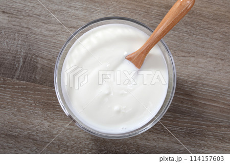 美味しそうなプレーンヨーグルト 114157603