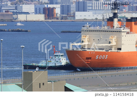 タグボートに押されて接岸する砕氷艦しらせ 114158418