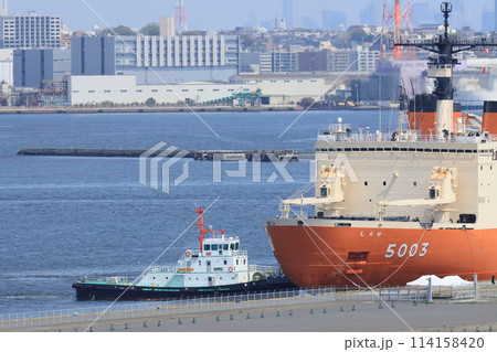 タグボートに押されて接岸する砕氷艦しらせ 114158420