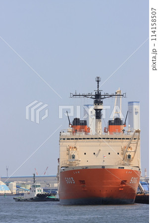 横浜港に停泊する砕氷艦しらせ 114158507