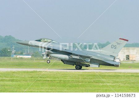 アメリカ空軍F-16ファイティングファルコン着陸 114158673
