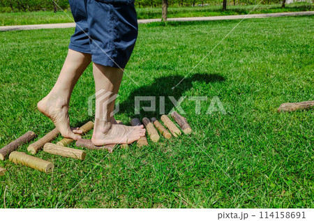 Shot with a close-up on the feet of a Caucasian man walking barefoot 114158691