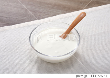美味しそうなプレーンヨーグルト 114159764