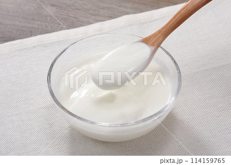 美味しそうなプレーンヨーグルト 美味しそうなプレーンヨーグルト 114159765