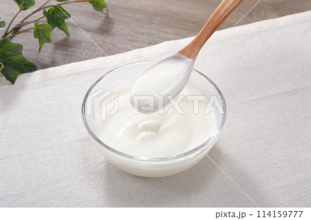 美味しそうなプレーンヨーグルト 美味しそうなプレーンヨーグルト 114159777
