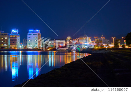 島根県松江市殿町方面の夜景を白潟公園から見る(松江城,宍道湖大橋,ホテルなど) 114160097