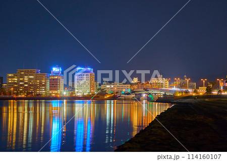 島根県松江市殿町方面の夜景を白潟公園から見る(松江城,宍道湖大橋,ホテル,マンションなど) 島根県松江市殿町方面の夜景を白潟公園から見る(松江城,宍道湖大橋,ホテル,マンションなど) 114160107