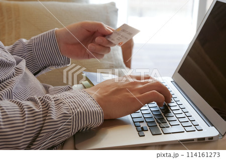 クレジットカード情報を入力する男性 クレジットカード情報を入力する男性 114161273