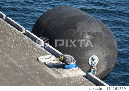 岸壁と船体の衝撃吸収用防舷材 114161739
