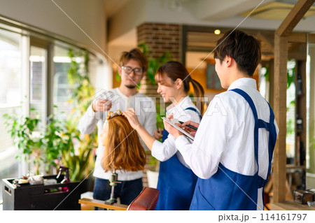 ヘアサロン　マネキン 114161797
