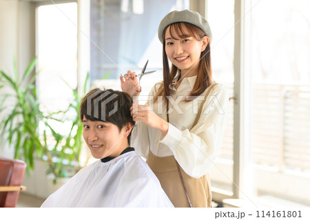 髪を切る美容師 髪を切る美容師 114161801