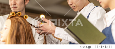 ヘアサロン　マネキン 114161811