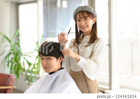 髪を切る美容師 114161814