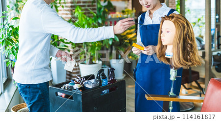 ヘアサロン　マネキン 114161817