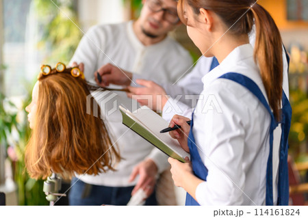 ヘアサロン　マネキン 114161824