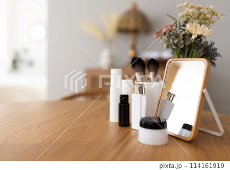 Photographs of symbolic and meaningful scenes 114161919