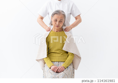 マッサージ　整体　女性 114161981