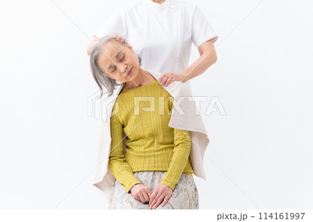 マッサージ　整体　女性 114161997