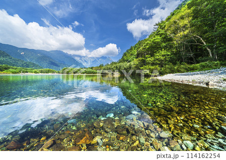 新緑が美しい夏の上高地 大正池に映りこむ穂高連峰【長野県・松本市】 新緑が美しい夏の上高地 大正池に映りこむ穂高連峰【長野県・松本市】 114162254