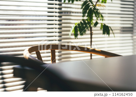 マンションの窓から差し込む日差し 114162450
