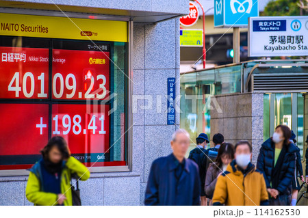 日本の東京都市景観 4万円突破日経平均株価…街中の株価ボード（終値）と不吉な赤信号＝4日、日本橋兜町 114162530