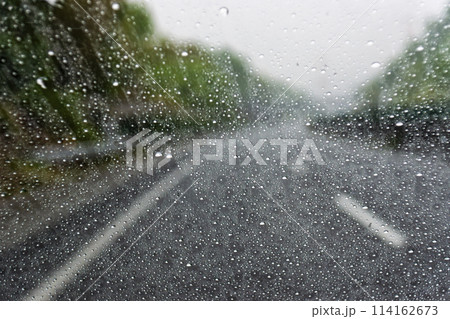 雨の高速道路で疾走するイメージ 114162673