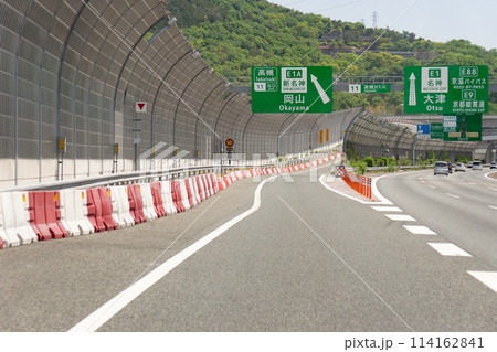 名神高速高槻ジャンクションの分岐標識 名神高速高槻ジャンクションの分岐標識 114162841