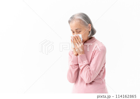 鼻をかむシニア女性　アレルギー 114162865