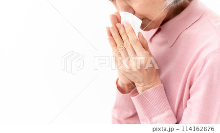 鼻をかむシニア女性 アレルギー 鼻をかむシニア女性 アレルギー 114162876
