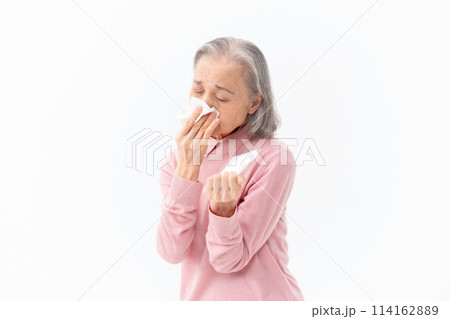 鼻をかむシニア女性　アレルギー 114162889