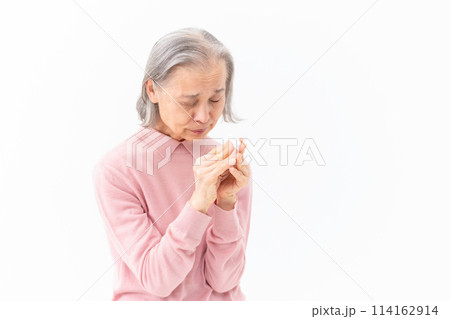 鼻をかむシニア女性　アレルギー 114162914
