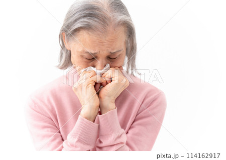 鼻をかむシニア女性　アレルギー 114162917