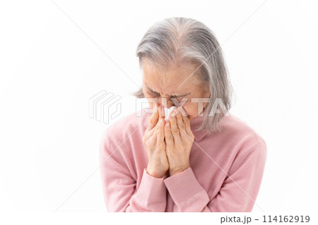 鼻をかむシニア女性 アレルギー 鼻をかむシニア女性 アレルギー 114162919