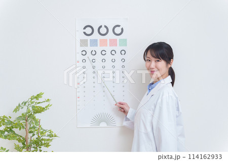 視力検査をする眼科医師 114162933