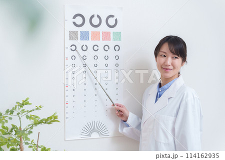 視力検査をする眼科医師 視力検査をする眼科医師 114162935