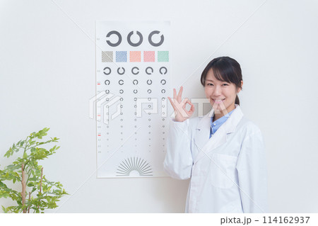 視力検査をする眼科医師 114162937