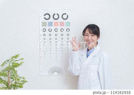 視力検査をする眼科医師 視力検査をする眼科医師 114162938