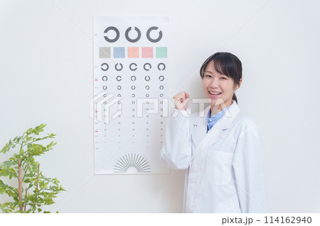 視力検査をする眼科医師 114162940